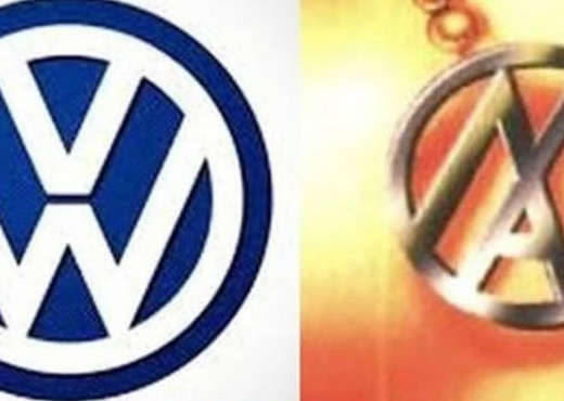 6 fatos marcantes sobre os lendários Mamonas Assassinas Fato 3: O símbolo dos Mamonas é uma homenagem à Volkswagem. Além de colocar uma Brasília e um Kombi em suas letras, a banda homenageou a construtora automotiva em seu símbolo: inverteram a logo da Volks na vertical e fizeram poucas alterações.